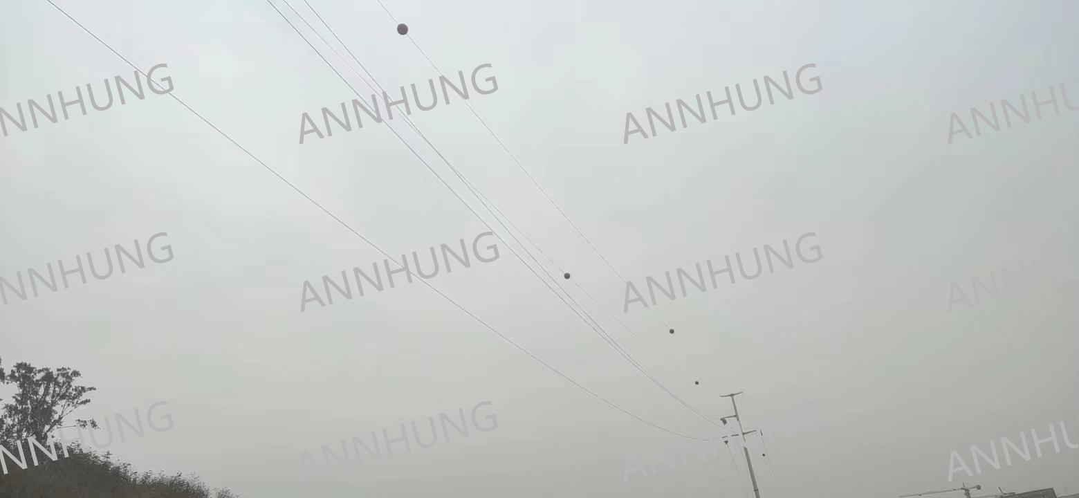 के बारे में नवीनतम कंपनी का मामला Aircraft Warning Sphere Installation Case: AH-AWS 600 mm Fiberglass Markers on High-Voltage Transmission Lines